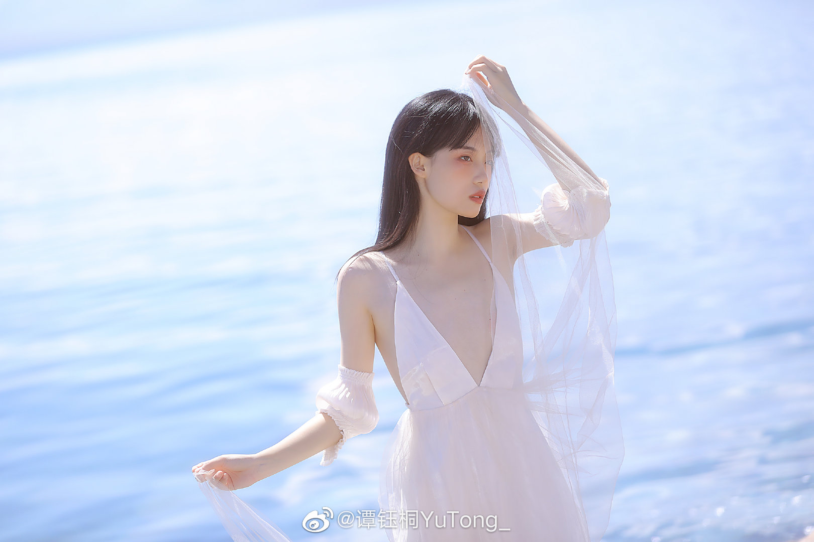 Thiếu nữ Trung Quốc xinh đẹp diện váy &#34;cánh chuồn&#34; đi biển - 1