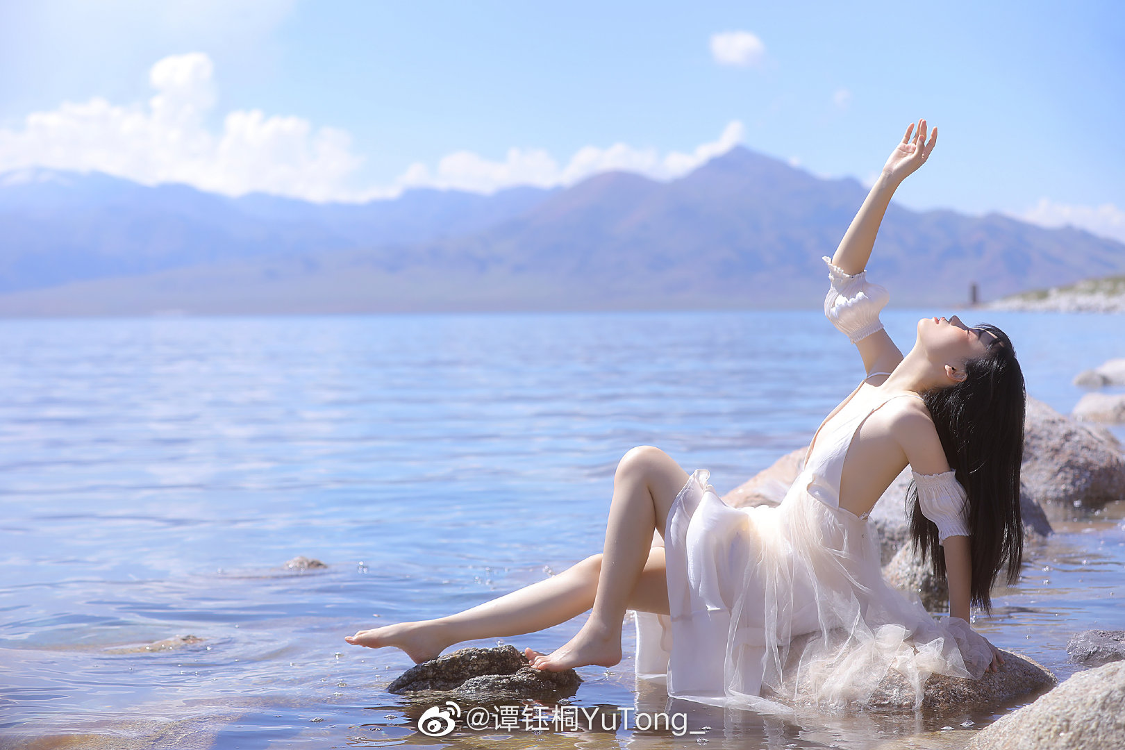 Người mẫu mặc chiếc váy màu trắng nhẹ nhàng chụp hình bên biển (Nguồn: Weibo YuTong_)
