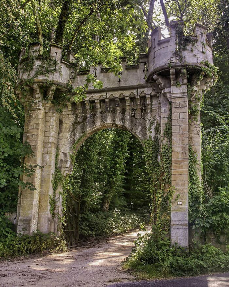 10. Lối vào một lâu đài bị bỏ hoang ở Pháp, không ai dám chắc những gì đang chờ đợi bạn bên trong. Thế nhưng, vẻ đẹp của cây cối bao phủ nơi này thu hút nhiều người tìm tới.