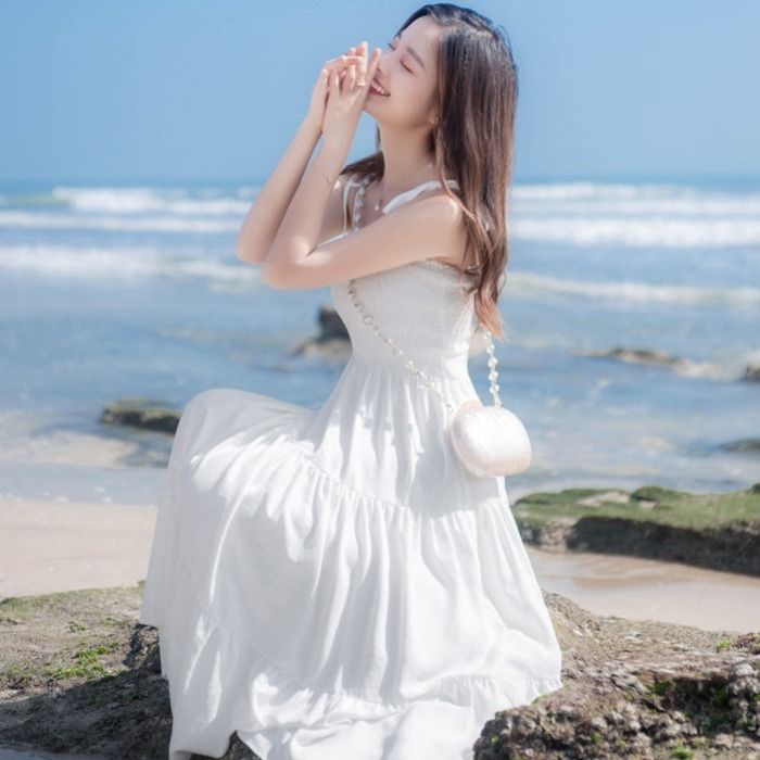 Kiểu váy hai dây&nbsp;màu trắng đơn giản luôn được nhiều người lựa chọn.