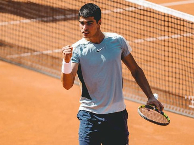 ”Tiểu Nadal” Alcaraz cứu bóng ”nhanh như điện”, thể hiện đẳng cấp trên lưới