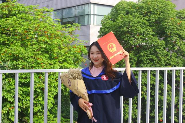Hoa Minh, 22 tuổi, tốt nghiệp bằng Xuất sắc chuyên ngành Tiếng Anh thương mại, Đại học Ngoại Thương.