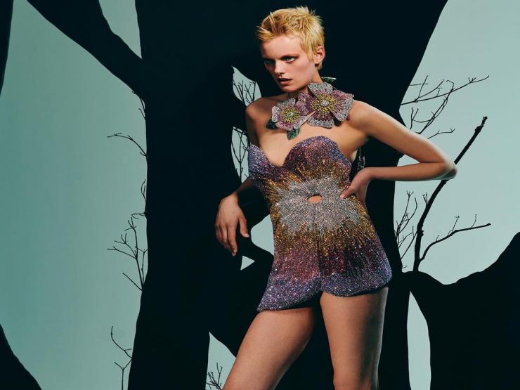 Thời trang - Mốt áo cổ khoét tròn trở thành xu hướng mới