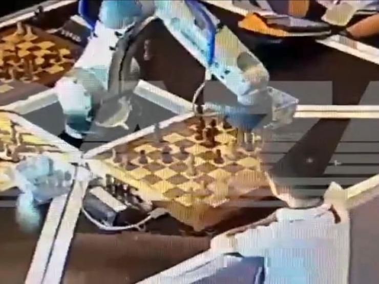 Thể thao - Cú sốc: Robot đánh không nhanh bằng cậu nhóc, liền đập gãy tay đối thủ