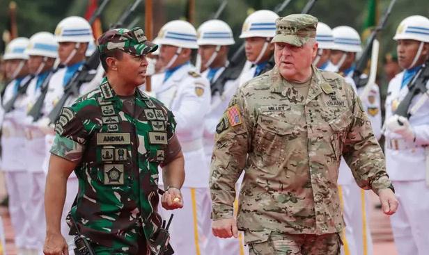 Tướng Mark Milley, Chủ tịch Hội đồng Tham mưu trưởng Liên quân Mỹ (phải) và Tư lệnh Lực lượng Vũ trang Indonesia Andika Perkasa tại cuộc gặp tại Jakarta ngày 24/7. Ảnh - EPA