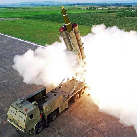 Trong cấu hình xe bánh xích thì dàn
phóng mang theo 6 quả đạn, còn đối với xe tải việt dã bánh lốp thì
cơ số đạn sẵn sàng chiến đấu giảm xuống còn 4 quả.