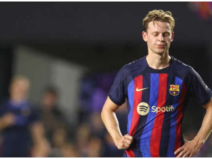 Không về MU, De Jong bất ngờ bị Xavi “dọa” cho đá sai vị trí tại Barca