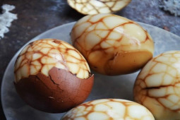 Ẩm thực - Trổ tài tự tay làm món trứng ngâm trà thơm ngon trứ danh của người Hoa