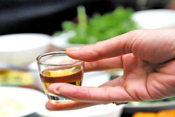 Sức khỏe đời sống - Trắc nghiệm: Đã uống rượu bia đừng nhầm lẫn những điều này để tránh rước họa vào thân