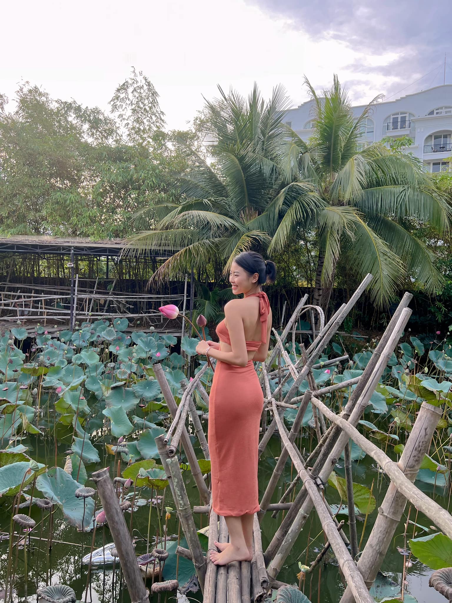 Người đẹp Nghệ An diện váy bodycon chụp hình ở hồ sen được khen nổi hơn hoa - 3