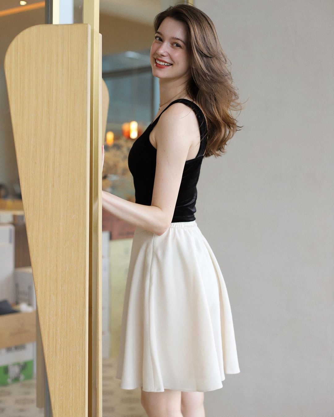 Anastasia Cebulska chọn cho mình chiếc áo 2 dây quai to bản được may bằng vải nhung "mix" với chân váy dáng xòe màu kem. Đơn giản nhưng thời thượng.
