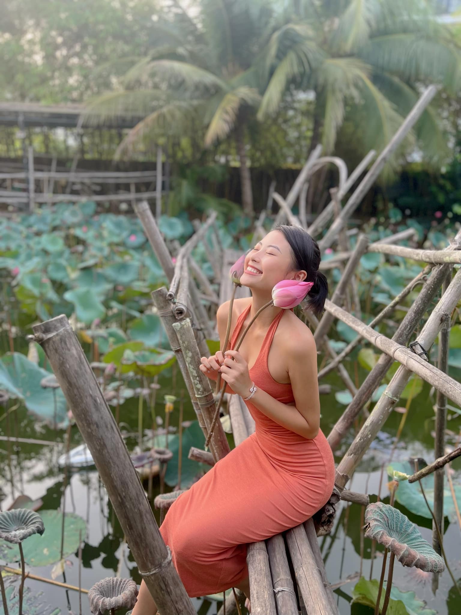 Người đẹp Nghệ An diện váy bodycon chụp hình ở hồ sen được khen nổi hơn hoa - 2