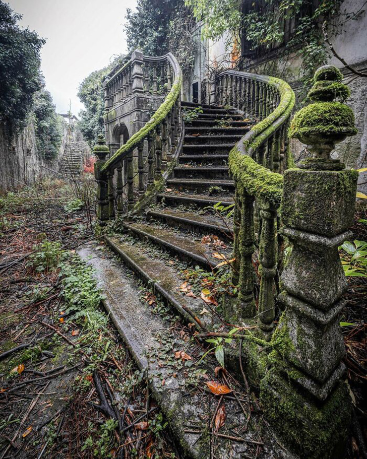 3. Một dinh thự cổ xưa bị bỏ hoang ở Bồ Đào Nha, nhìn rêu bám đầy mọi thứ chứng tỏ nơi này vắng bóng người trong một khoảng thời gian dài.