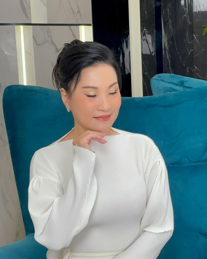 Nghệ sĩ Hồng Đào trẻ trung bất ngờ ngay sau khi làm đẹp tại Ruco International Clinic