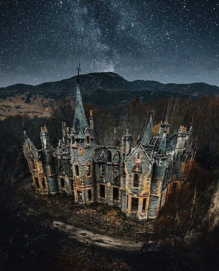 4. Lâu đài Dunalastair, Scotland gây mê hoặc với vẻ đẹp cổ kính, đơn độc giữa núi rừng.