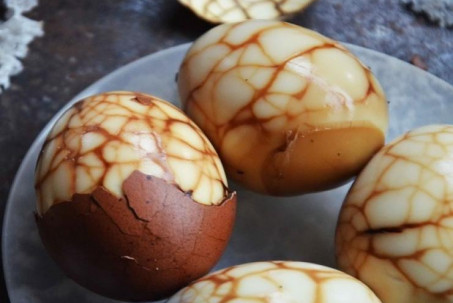 Trổ tài tự tay làm món trứng ngâm trà thơm ngon trứ danh của người Hoa