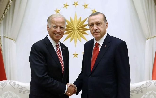 Tổng thống Mỹ Joe Biden (trái) và Tổng thống Thổ Nhĩ Kỳ Recep Tayyip Erdogan.