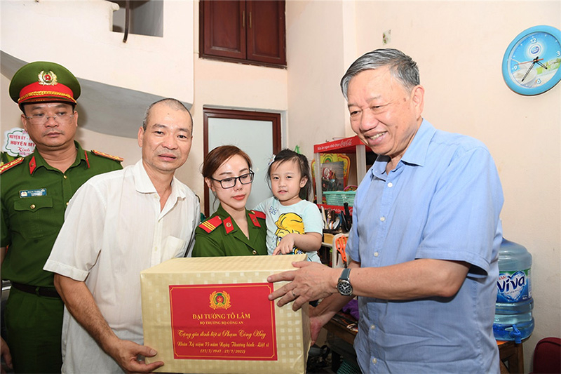 Bộ trưởng Tô Lâm trao quà tặng thân nhân Liệt sĩ Phạm Công Huy