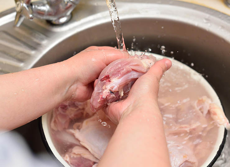 Chuyên gia chỉ ra lý do tại sao bạn không nên rửa thịt gà trước khi nấu - 3