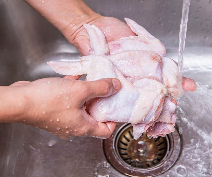 Chuyên gia chỉ ra lý do không nên rửa thịt gà trước khi nấu - 1