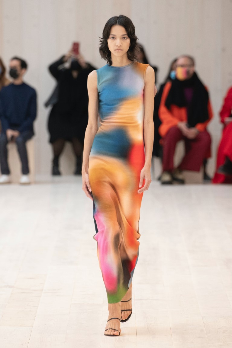 Loewe Xuân / Hè 2022 với những bộ váy mang lại dấu ấn họa tiết thị giác vô cùng bắt mắt.