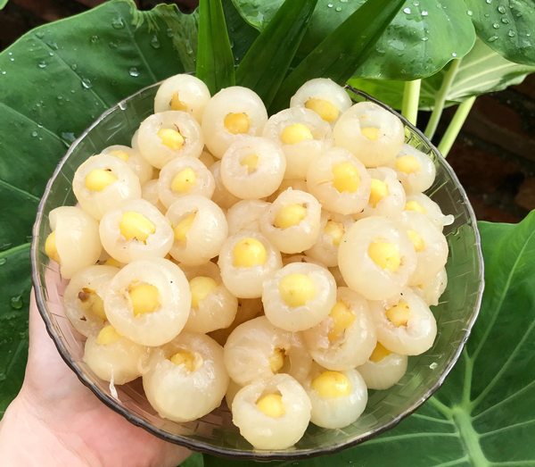 Chị tự làm topping để cho vào món chè&nbsp;của mình.