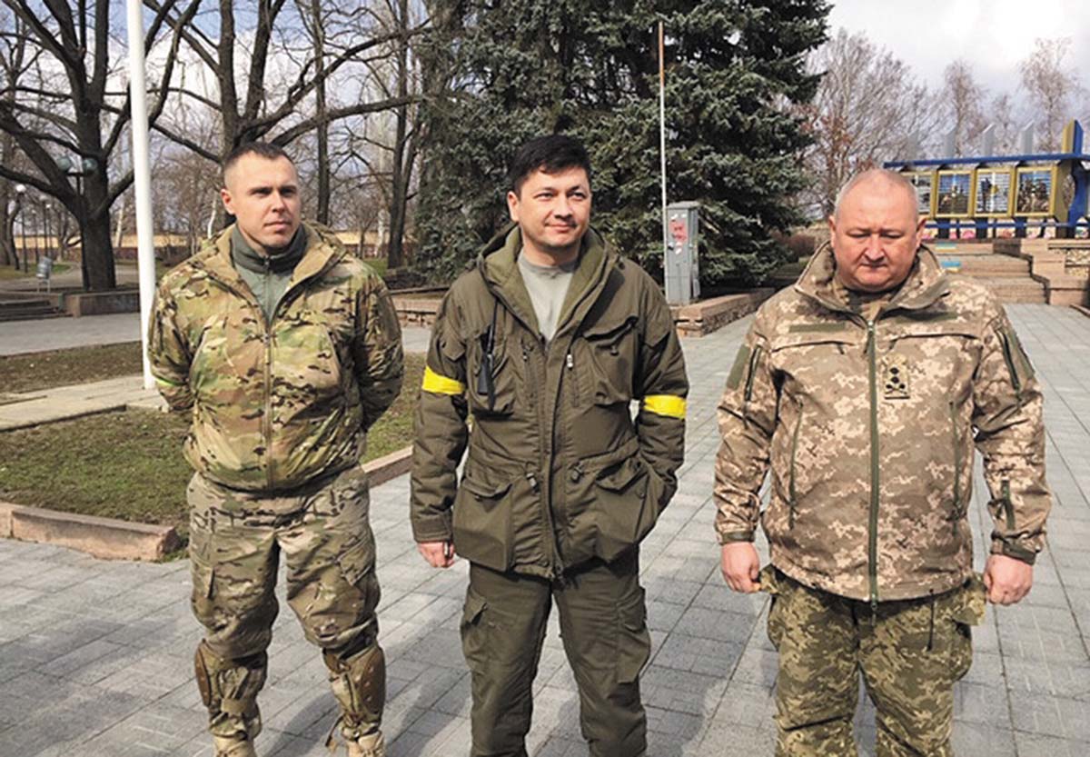 Ông Vitaliy Kim (đứng giữa)&nbsp;– Thống đốc vùng Mykolaiv (ảnh: CNN)