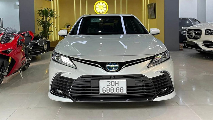 Toyota Camry 2022 biển số tứ quý 8 được chào bán giá hơn 3 tỷ đồng - 1