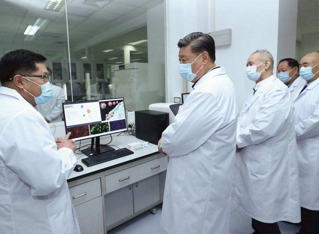Ông Tập Cận Bình thăm một đơn vị nghiên cứu vắc xin Covid-19 ở Trung Quốc (ảnh: Xinhua)