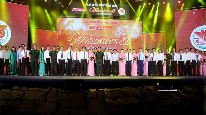 Trưởng ban Tuyên giáo Trung ương Nguyễn Trọng Nghĩa cùng lãnh đạo các bộ, ban, ngành