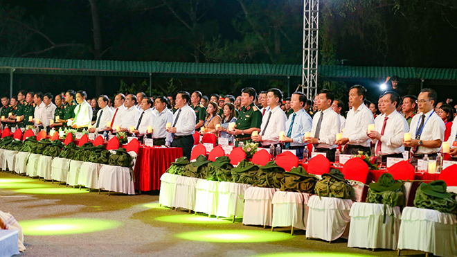 Hành trang người lính cụ Hồ gồm chiếc ba lô đơn sơ, chiếc mũ tai bèo được đặt trang trọng trên hàng ghế trước hàng ghế của đại biểu