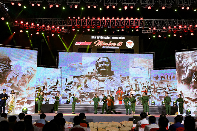 Hoạt cảnh hình ảnh những Mẹ Việt Nam anh hùng một đời đã vì chồng, vì con, vì dân, vì nước mà lặng thầm hy sinh cho quê hương đất nước hôm nay.