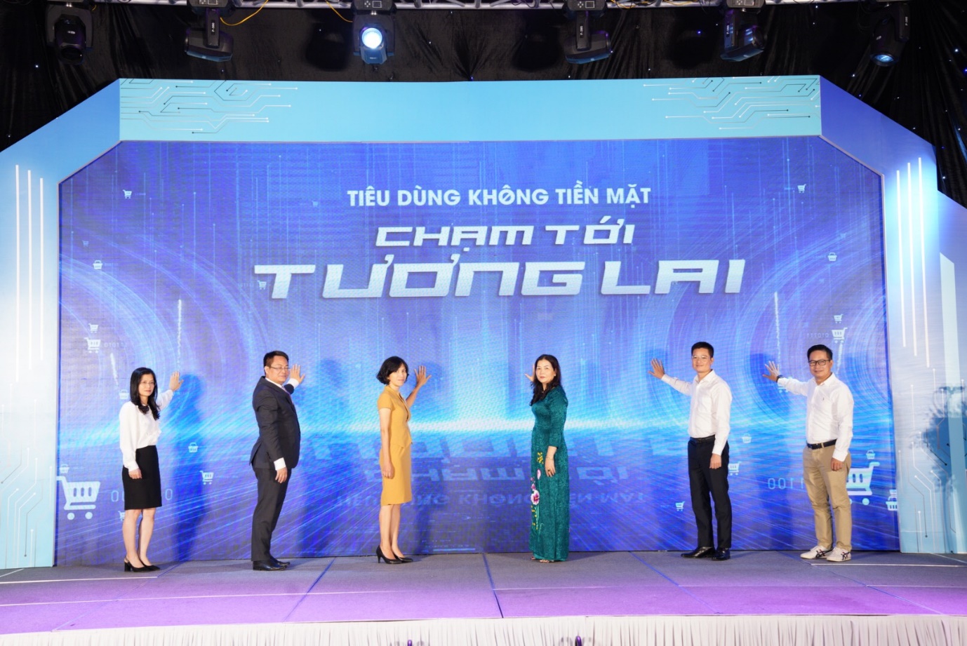 Các đại biểu kích hoạt sự kiện "không dùng tiền mặt" năm 2022 với chủ đề: "Chạm tới tương lai".