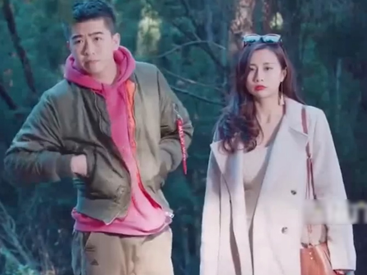 Clip hài hước - Đi chơi cùng người yêu gặp người quen lại còn được nhận tiền