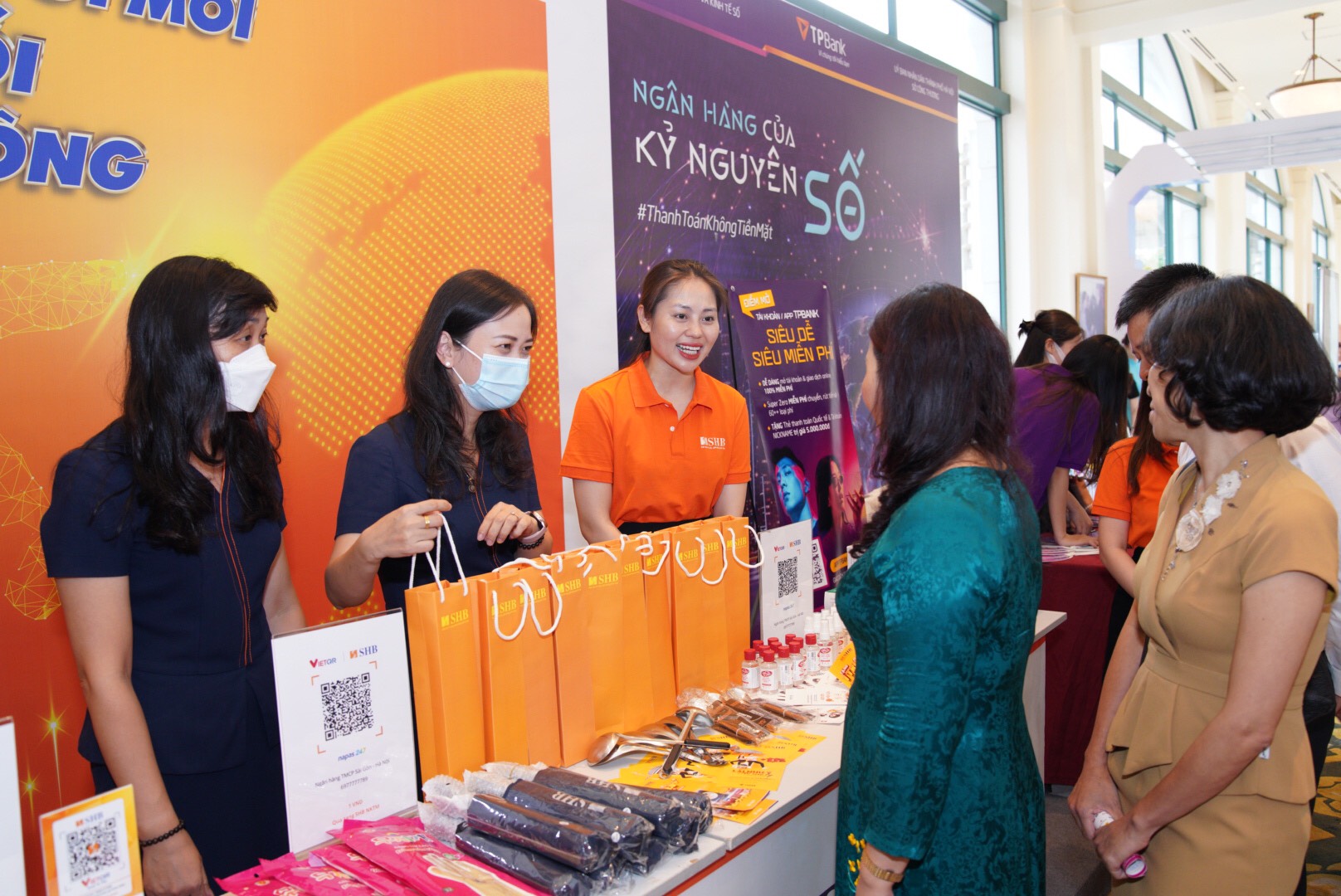 Thanh toán không dùng tiền mặt đã trở thành thói quen của nhiều người khi đi mua sắm.