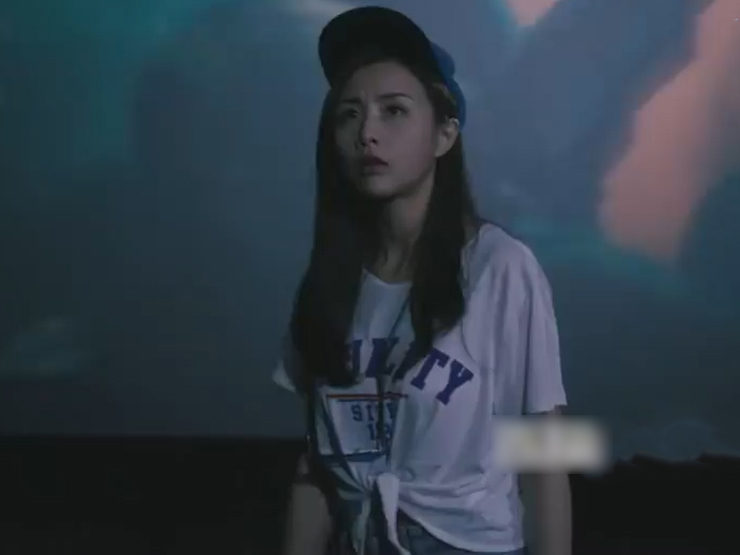 Clip hài hước - Gái xinh có hành động khó tin trong rạp phim khiến bao người bức xúc