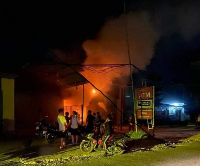 Hiện trường vụ cháy tại cây ATM thuộc Ngân hàng Nông nghiệp và phát triển nông thôn (Agribank) chi nhánh Nam Am, xã Tam Cường, huyện Vĩnh Bảo (Ảnh: Vĩnh Bảo Online)