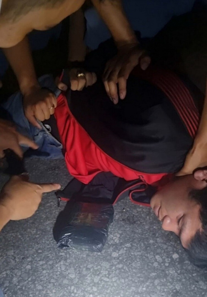 Dù Thần đã bỏ chạy nhưng các cán bộ, chiến sĩ CSGT đã nhanh chóng, mưu trí, dũng cảm khống chế đảm bảo an toàn tuyệt đối (Ảnh C.A)