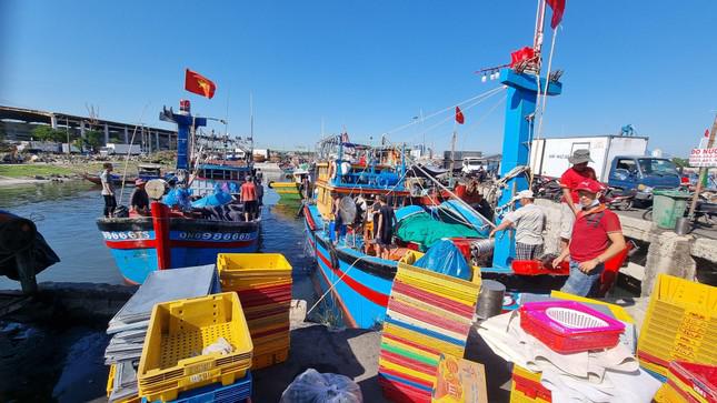 Ngư dân chuyển thực phẩm, ngư lưới cụ, vật dụng....lên tàu để chuẩn bị ra khơi.