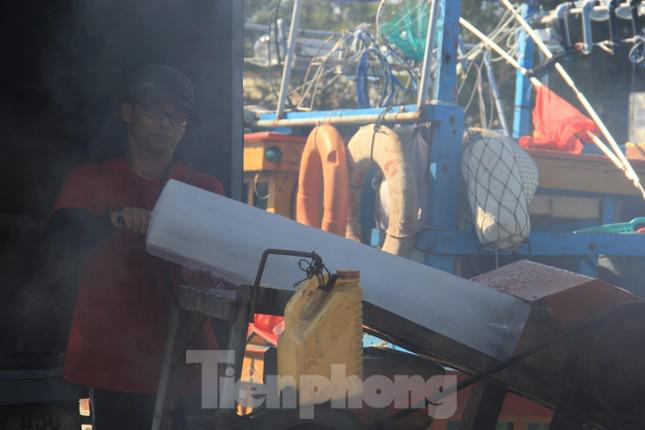 Ông Võ Văn Mười, chủ một cơ sở sản xuất nước đá cho hay từ khi dầu giảm, tàu cá nối đuôi nhau đi biển nhiều hơn, chủ yếu là tàu có công suất nhỏ, đánh bắt gần bờ. Mỗi ngày ông tiếp đá cho gần chục tàu.