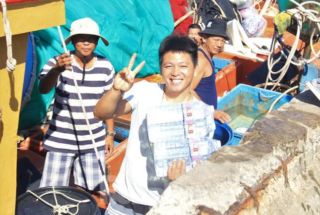 Giá dầu hạ xuống, mỗi chuyến đi biển của ngư dân bớt đi phần lớn chi phí.