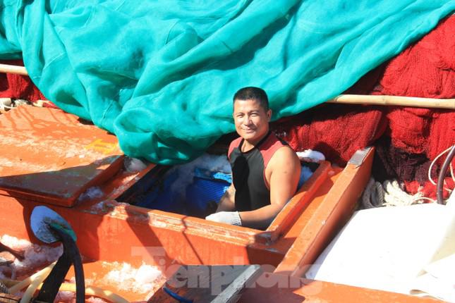 Ngư dân Trần Nông (Quảng Ngãi) chia sẻ, giá dầu so với trước thì thấp hơn nhưng mức 25.000đ/lít vẫn còn quá cao. Bởi mỗi chuyến biển, chi phí dầu chiếm hơn một nửa. Trong khi đó, giá cá lại thấp. "Chỉ mong có cách nào giảm giá dầu thêm nữa để bà con ngư dân an tâm đi biển, chứ đi chuyến nào lo lỗ chuyến nấy", anh bày tỏ.