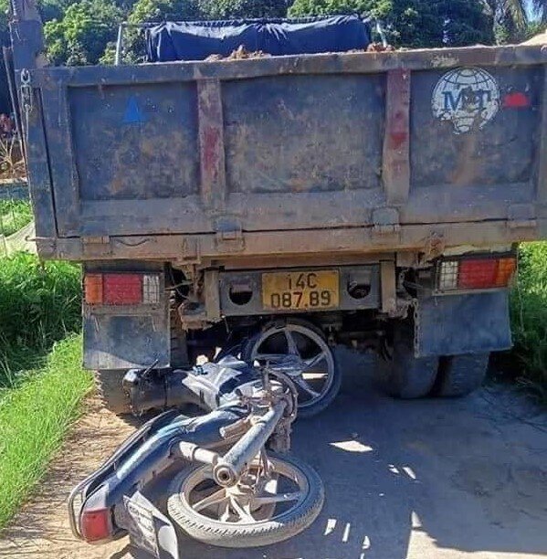 Hiện trường vụ xe mô tô đâm vào xe ô tô tải cùng ngày