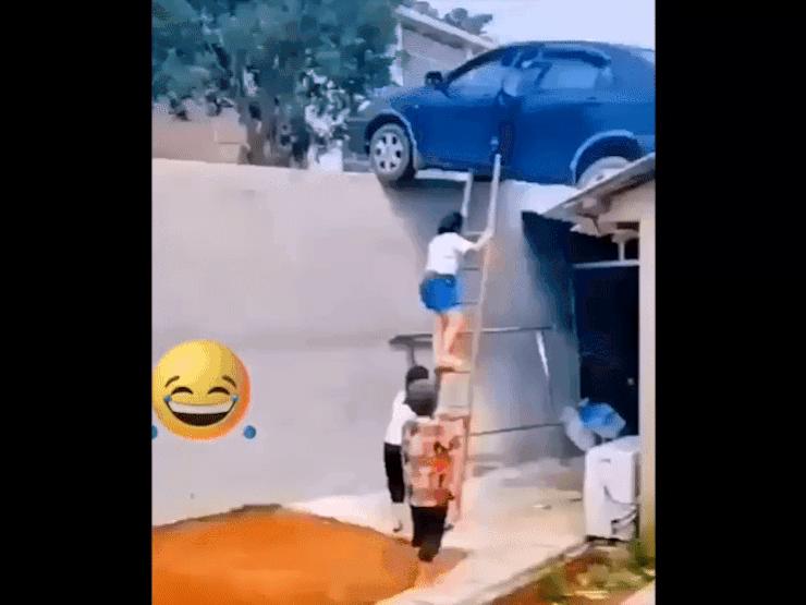 Clip: Dở khóc dở cười khi nữ tài xế lùi xe quá đà đậu trên nóc nhà
