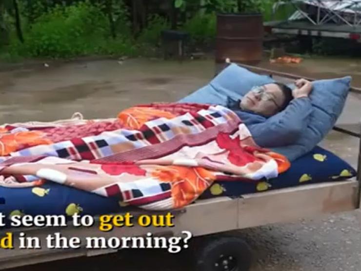 Bạn trẻ - Cuộc sống - Dân tình xôn xao về chiếc giường có 1-0-2 của người đàn ông lười phải dậy sớm