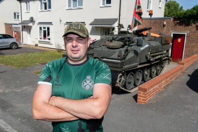 Người đàn ông&nbsp;20.000 bảng Anh để mua chiếc xe tăng hạng nhẹ Samson FV106 cũ.&nbsp;Ảnh:&nbsp;Caters News