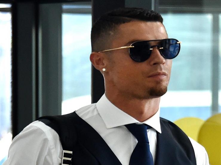 Nóng Ronaldo trở lại MU hôm nay: Họp khẩn với Ten Hag, báo Anh lộ tin mừng