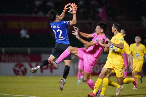 Sài Gòn FC (giữa) đang nằm trong nhóm các CLB có nguy cơ rớt hạng. Ảnh: QUANG LIÊM