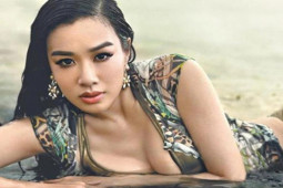 Phim - Biểu tượng gợi cảm U60 vẫn khiến phi công si mê vì "trẻ mãi không già"