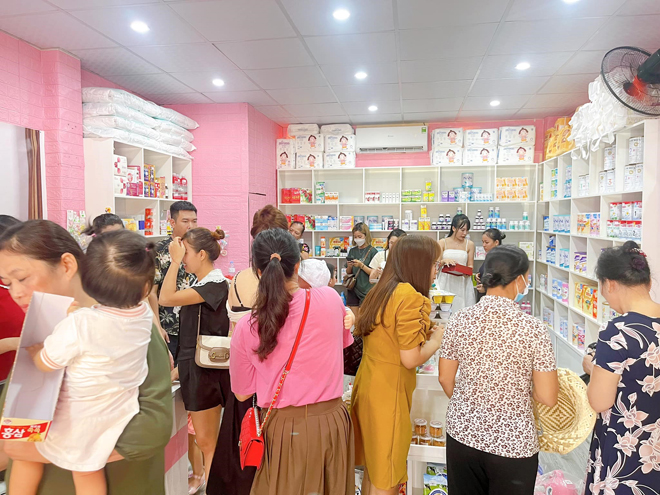  Không gian mua sắm tấp nập bên trong cửa hàng LinhAuth Luxury